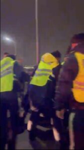 Мужчина хотел спрыгнуть с моста, трагедию предотвратили полицейские