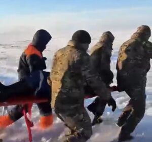 Вертолёт МЧС обнаружил рыбаков в степи: поиски в завершены успешно